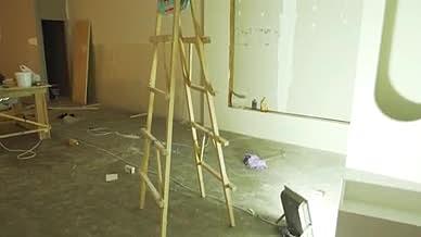 装修场地装修木梯监工装修的房子视频的预览图